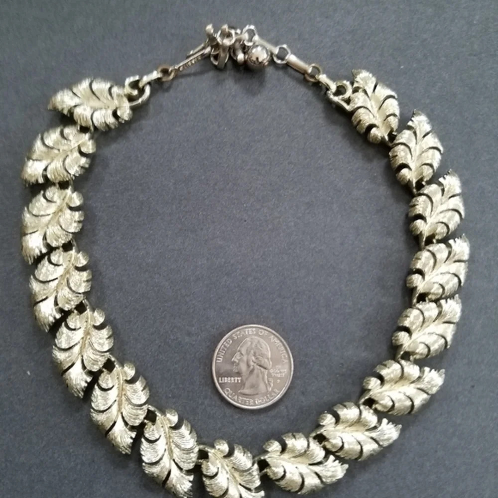 Vintage Lisner Intricately Crafted Leaves Choker in Silvertone - Picture 7 of 10